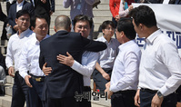 [포토] 삭발식 앞둔 의원들과 포옹하는 박대출