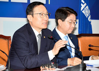 [포토] 모두발언하는 홍영표 민주당 원내대표