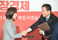 [포토] 악수하는 '나경원-서주석'