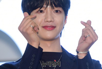 [포토] 팬들 사로잡는 AB6IX 임영민 손하트