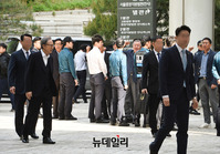 [포토] 지지자들 환호받으며 출석하는 MB