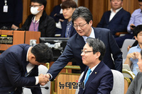 [포토] 동료 의원들과 악수 나누는 유승민 바른미래당 의원