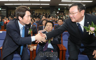 [포토] 악수 나누는 이인영 민주당 신임 원내대표와 김태년 의원