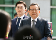 [포토] 검찰 출석하는 김학의 전 법무부 차관