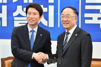 [포토] 이인영 민주당 원내대표 찾은 홍남기 부총리
