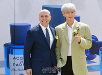 [포토] '아쿠아 디 파르마' 국제매니저와 기념촬영하는 엑소 찬열