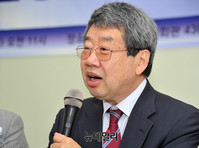 [포토] '文정부 2주년 평가토론회' 참석한 조동근 교수