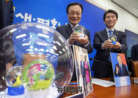 [포토] 문재인 대통령 굿즈 공개행사 갖는 더불어민주당