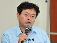 [포토] '文정부 2주년 평가토론회' 발언하는 이지수 교수