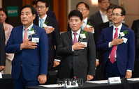 [포토] 국민의례하는 하나금융그룹 대표단