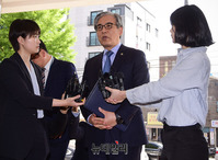 [포토] 결함은폐 의혹, 경찰출석한 김효준 BMW 회장