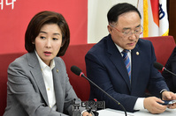 [포토] 냉랭한 나경원-홍남기