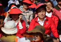 [포토] 30도 넘은 대구기온에 종이모자 쓴 '황교안-나경원'