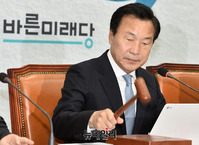 [포토] 의사진행하는 손학규 미래당 대표