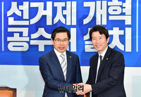 [포토] 이인영 민주당 원내대표 찾은 박상기 법무부 장관