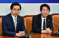 [포토] 환담 나누는 이인영-박상기