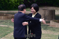 [포토] 포옹하는 문희상-이정미