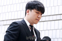 [포토] 굳은표정으로 법원 출석하는 승리