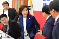 [포토] 참석자들과 악수 나누는 나경원 원내대표