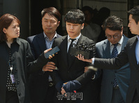 [포토] 포승줄에 묶여 이송되는 승리