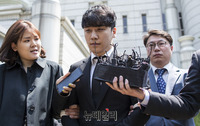 [포토] 포승줄 묶인 채 법정나서는 승리