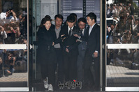 [포토] 어두운 표정으로 호송차 향하는 승리