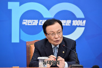 [포토] 기자간담회 갖는 이해찬 민주당 대표