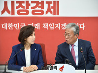 [포토] 대화나누는 '나경원-유성엽'