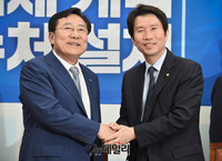 [포토] 악수나누는 '이인영-김기문'