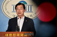 [포토] 현안관련 브리핑하는 이만희 한국당 원내대변인