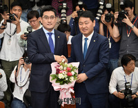 [포토] 오신환, 바른미래당 새 원내대표로 선출