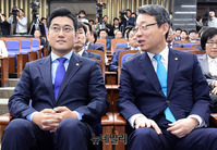 [포토] 대화나누는 '오신환-김성식'