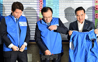 [포토] 민생살리기 조끼입은 민주당