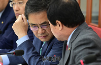 [포토] 대화 나누는 곽상도-주광덕