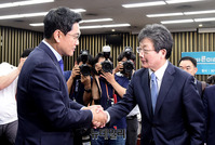 [포토] 악수나누는 '오신환-유승민'