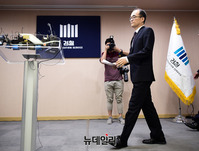 [포토] '검·경 수사권' 관련 기자회견 입장하는 문무일