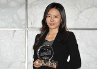 [포토] 이상화, 공로패 들고 '부드러운 미소'