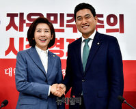 [포토] 악수 나누는 나경원-오신환