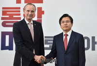[포토] 악수나누는 '황교안-슈테판 아우어'
