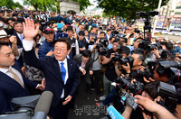 [포토] 법원입구서 기다리던 지지자에게 화답하는 이재명