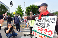 [포토] 이재명 무죄선고에 고함치는 1인시위자