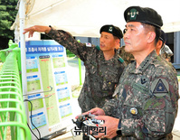 [포토] 드론 조종하는 서욱 육군참모총장