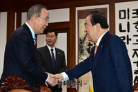 [포토] 문희상 국회의장 찾은 반기문 국가기후환경회의 위원장