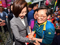 [포토] 대전 시민들과 인사 나누는 나경원 원내대표