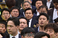 [포토] 5.18 묘역 빠져 나가는 황교안 한국당 대표