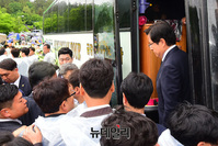 [포토] 차량에서 내리는 황교안 자유한국당 대표