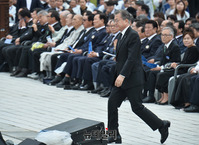 [포토] 기념사 위해 입장하는 문재인 대통령