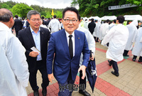 [포토] 5.18묘역 향하는 박지원 민주평화당 의원