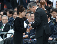 [포토] 유가족 위로하는 문재인 대통령