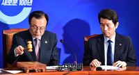[포토] 의사봉 두드리는 이해찬 민주당 대표